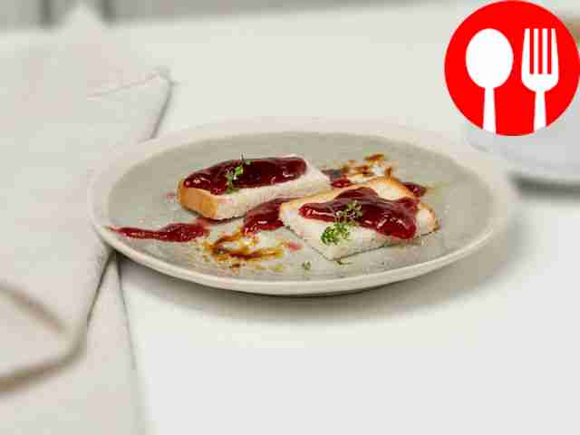 Тост с малиновым вареньем