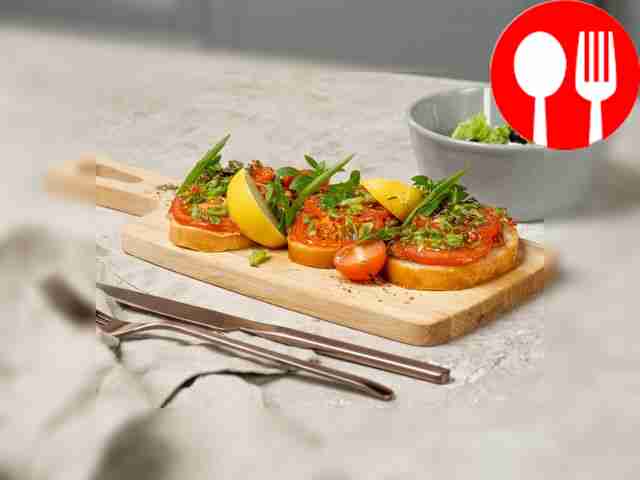 Тост с бычками в томате