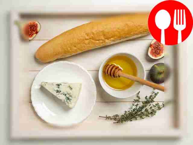 Помойте инжир, обсушите его и нарежьте на...