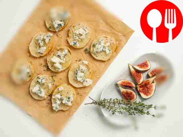 Начните поджаривать хлеб. Разложите ломтики на...