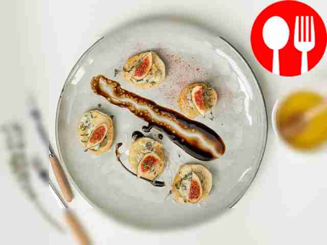 Перед подачей полейте тосты со сыром...