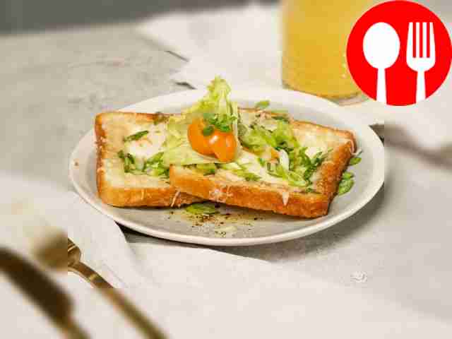 Тост с зеленым луком