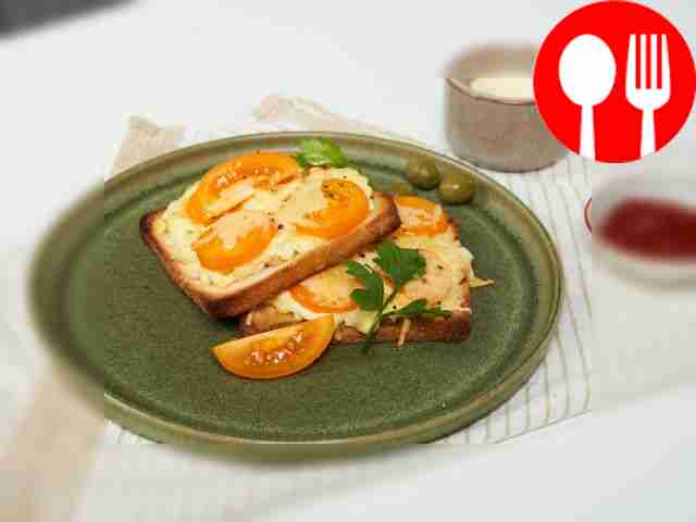 Тост с помидором