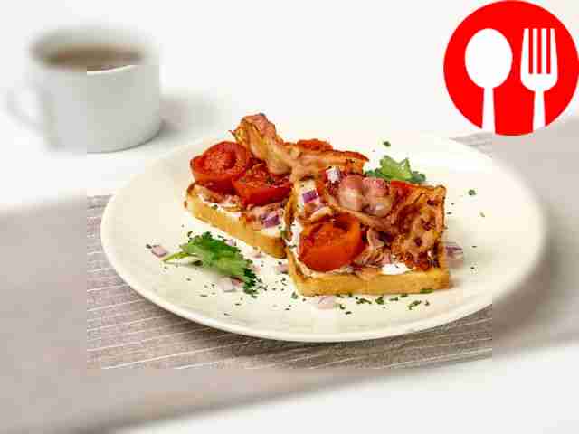 Тост с помидорами в собственном соку