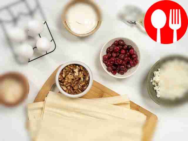 Разморозьте фило и вишню, оставив горсть ягод...