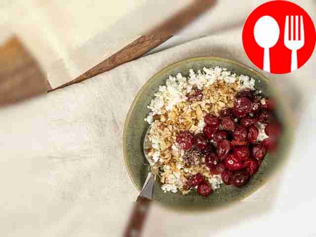 Раскатайте тесто и приготовьте начинку. В...