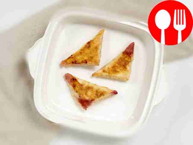 Приготовьте пирожки из теста фило с вишней....