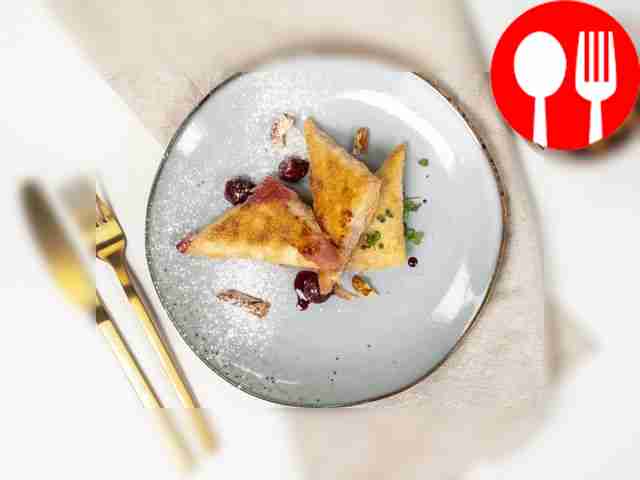 Уложите пирожки из фило с вишней на...