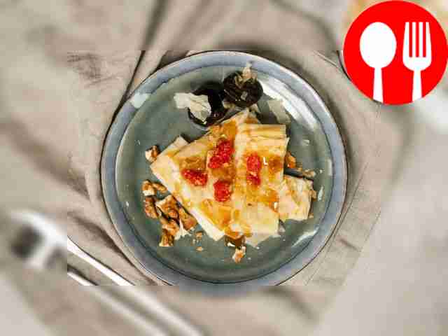 Разрежьте готовое тесто фило на небольшие...