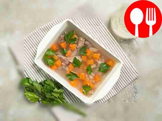 Сделайте холодец. Остуженное мясо отделите от...