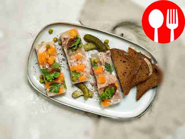 Подавайте холодец из свиной рульки порционными...