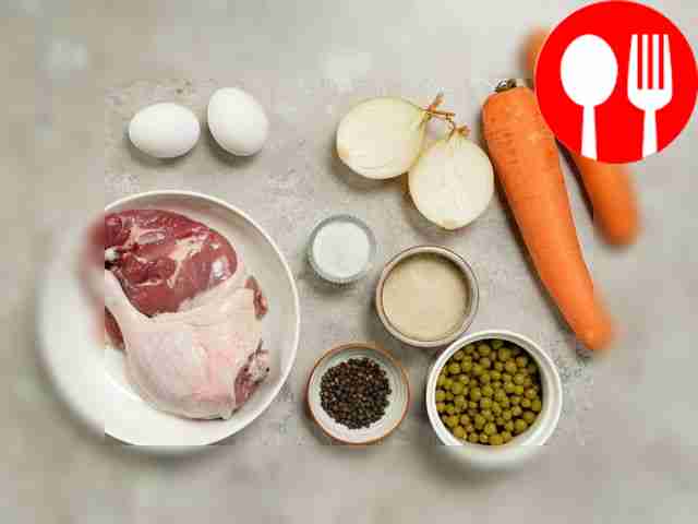 Разморозьте утку и разделите её на несколько...