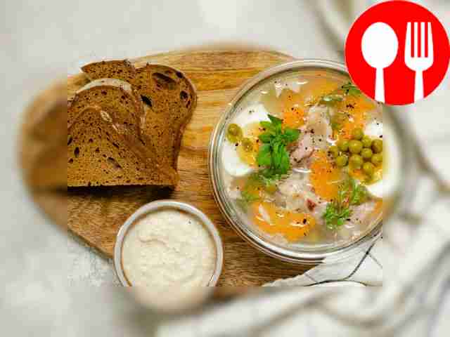 Подайте холодец из утки с добавлением хрена.