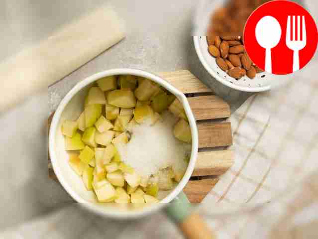 Приготовьте начинку. В кастрюлю поместите...