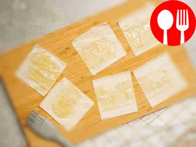 Приготовьте тесто фило. На рабочей поверхности...