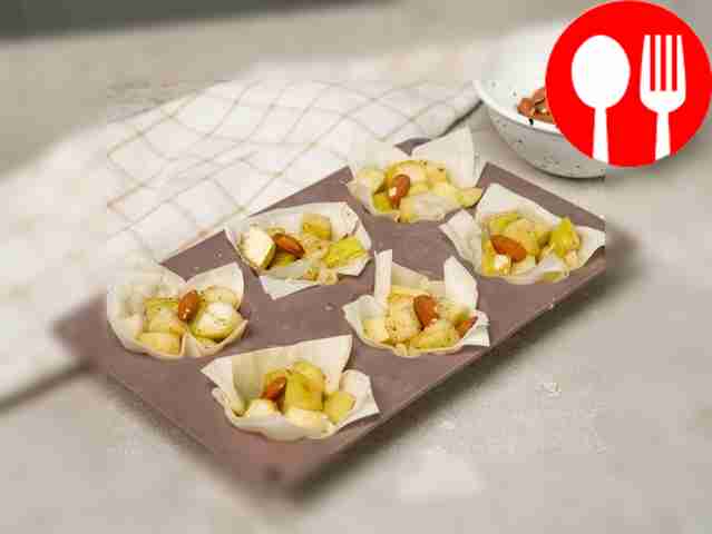 Приготовьте тарталетки. Возьмите силиконовую...