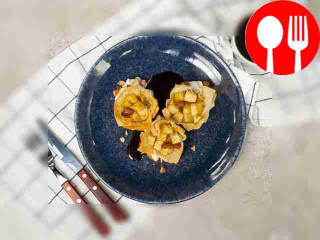 Перед подачей посыпьте сахарной пудрой...