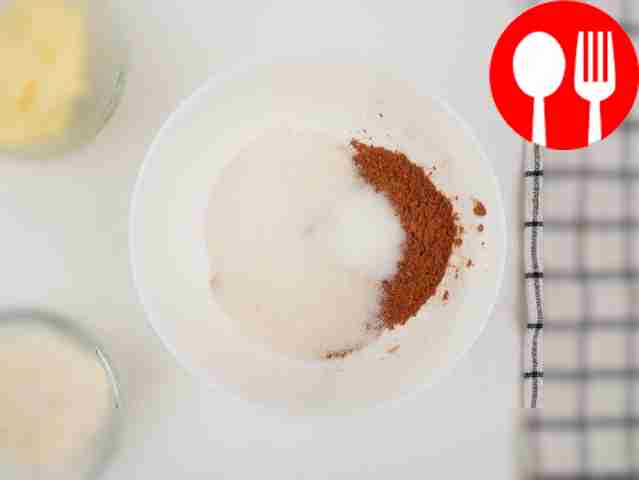 В глубокой чаше соедините сахар, просеянный...