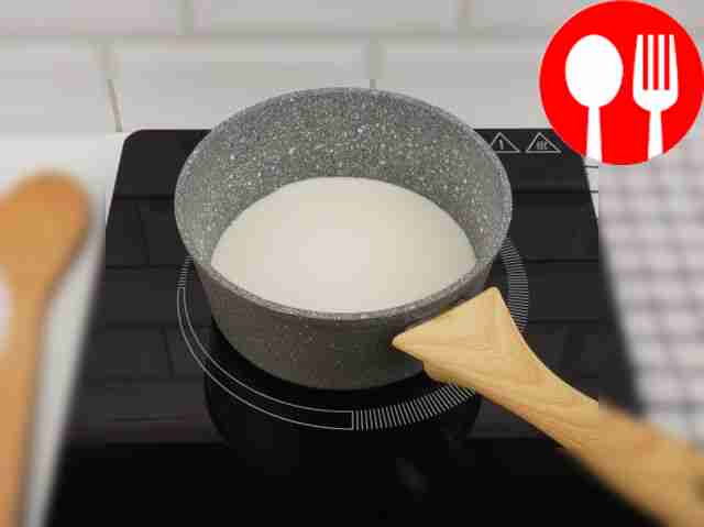 Две трети молока влейте в сотейник и поставьте...