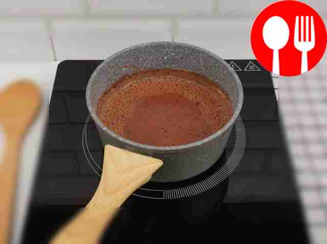 Когда молоко начнет нагреваться, но ещё не...