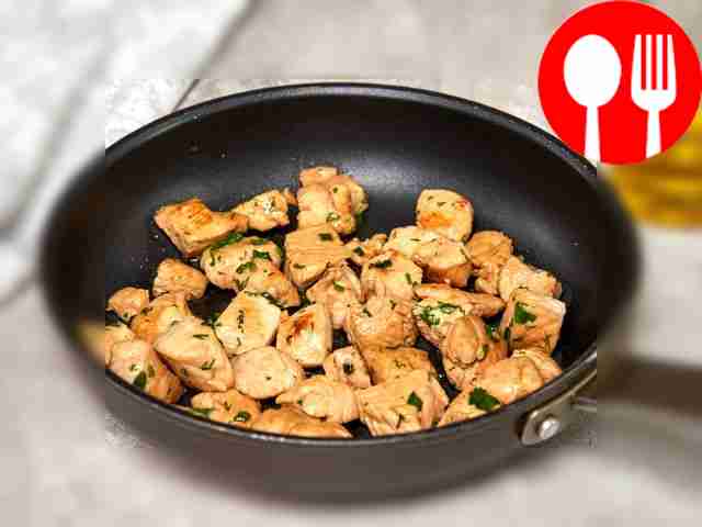 Приготовьте начинку. Разогрейте на сковороде 1...