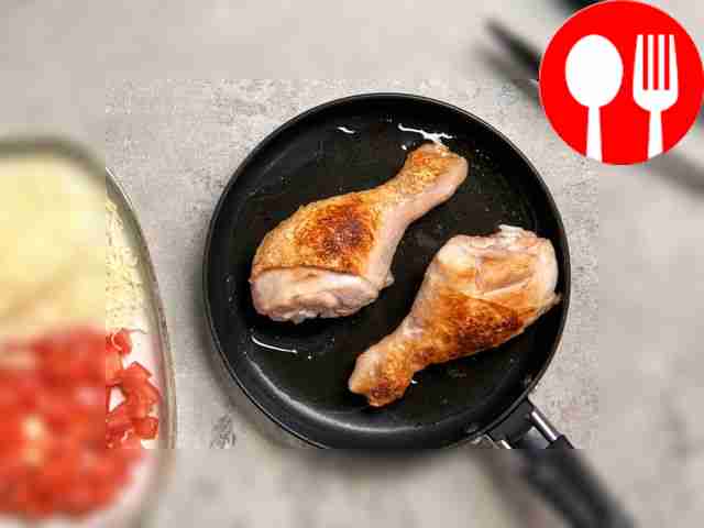 Приготовьте куриные ножки. Разогрейте...