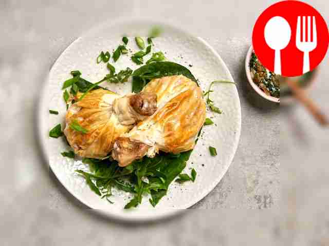 Перед подачей обмотайте верх мешочка из фило...