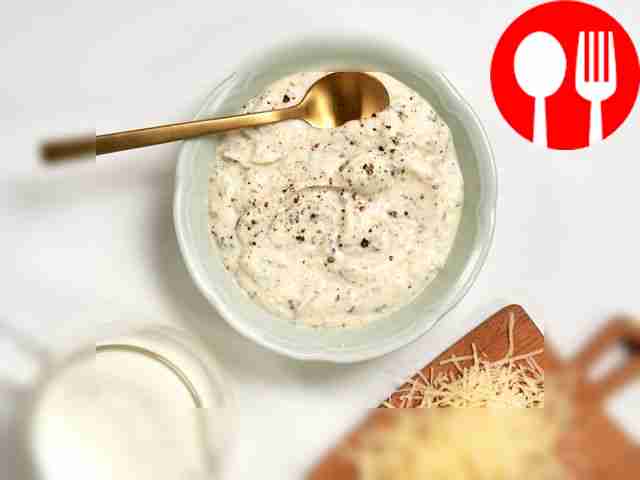 Приготовьте начинку: положите в миску сыр...