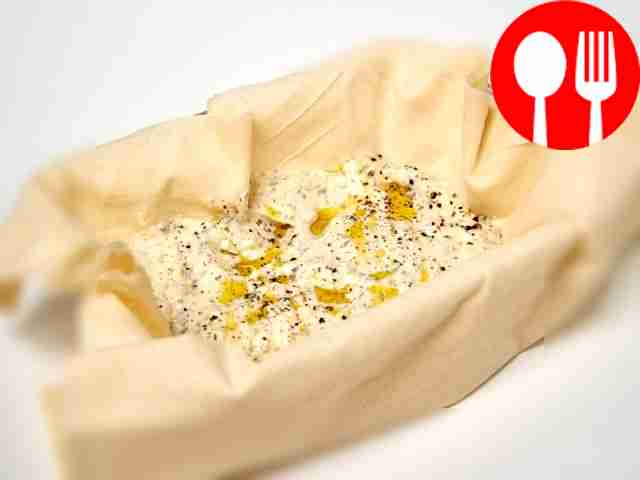 В форму уложите пять листов фило, равномерно...