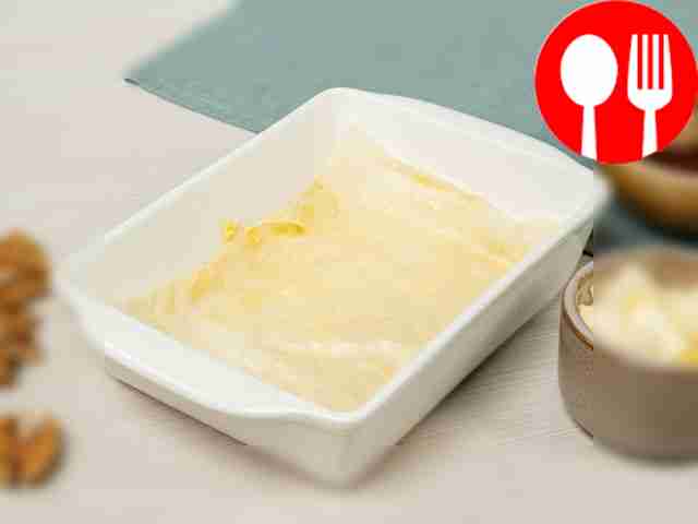 Приготовьте тесто. Возьмите один тонкий лист...