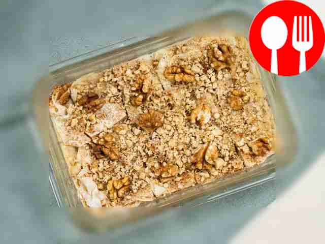 Запекайте блюдо. На заготовке сделайте надрезы...