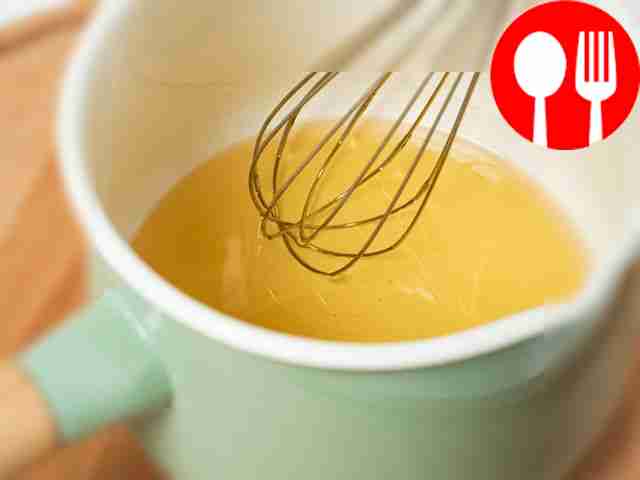 Приготовьте сироп. В кастрюлю залейте воду,...