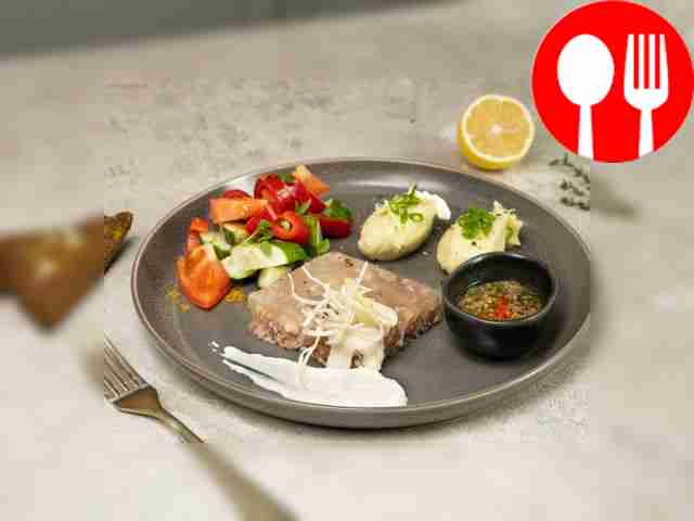 Холодец с корнем хрена