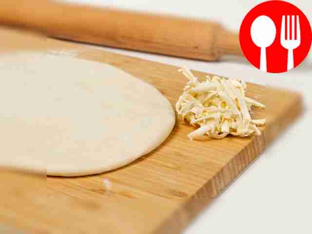 Приготовьте основу из теста. Соедините воду с...