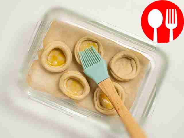 Приготовьте волованы. Присыпьте стол мукой....