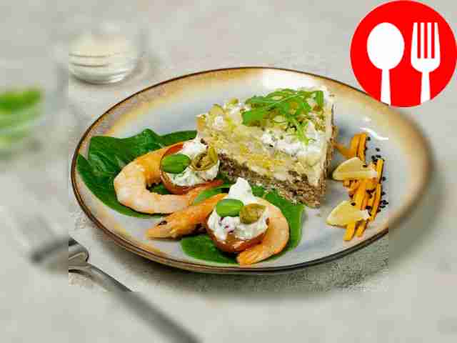 Салат с огурцами, яйцами и рыбными консервами Salad with cucumbers, eggs and canned fish