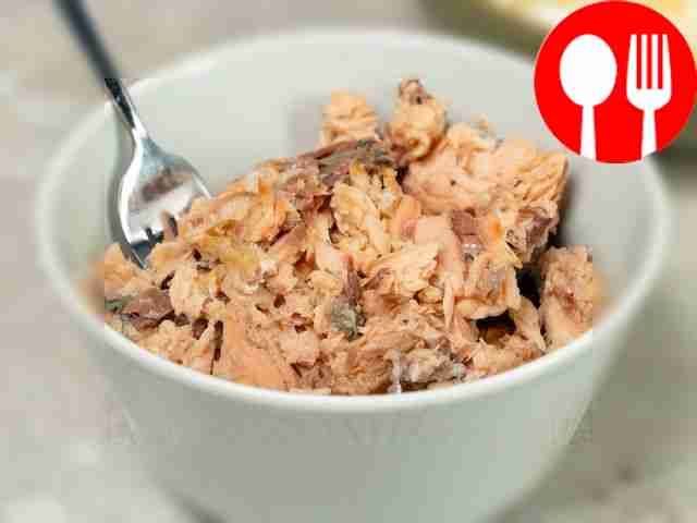 Займитесь нарезкой продуктов: кинзу мелко...