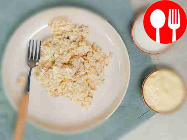 Сделайте салат: выложите консервированную рыбу...