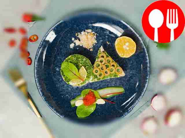 Перед подачей посыпьте салат из рыбной...