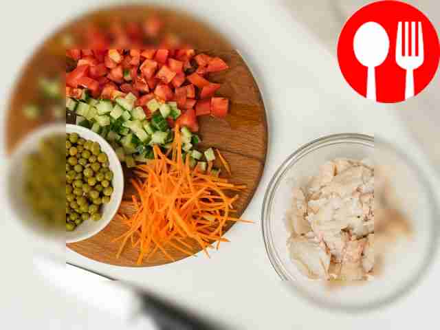 Отваривайте рыбу: посолите и поперчите,...