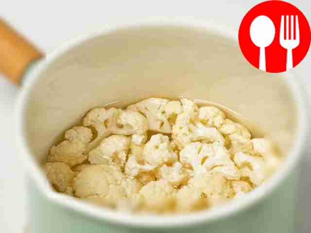 Цветную капусту сварите отдельно. Залейте...