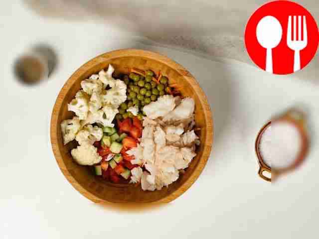 Соедините все ингредиенты салата. В миске...