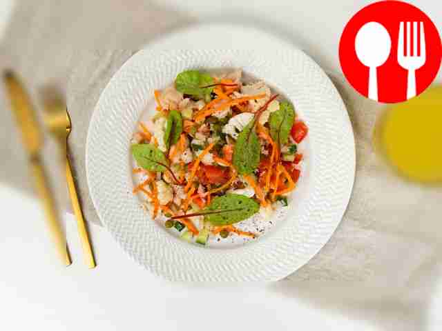 Разложите на салате листья рукколы как украшение.