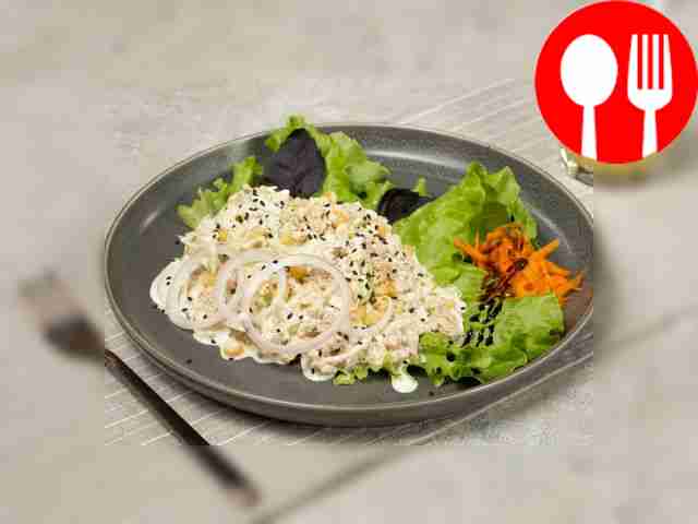 Салат из рыбной консервы с луком