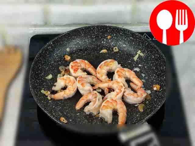 Add shrimp to the fried garlic. Fry them on both sides.