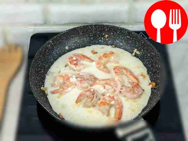 Pour cream into the pan with the shrimp. Stir.