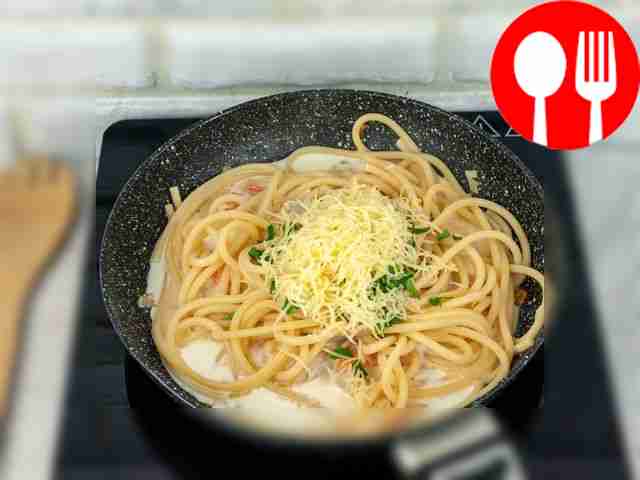 Place spaghetti, parsley and grated cheese in the pan.