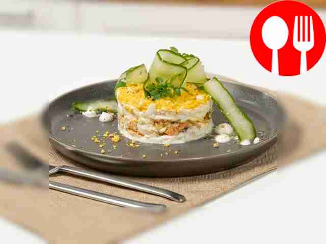 Салат с рыбными консервами и сливочным маслом