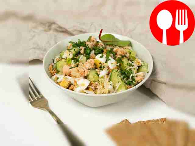 Салат из риса, огурца и рыбных консервов