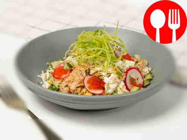 Рыбный салат с рисом и огурцом